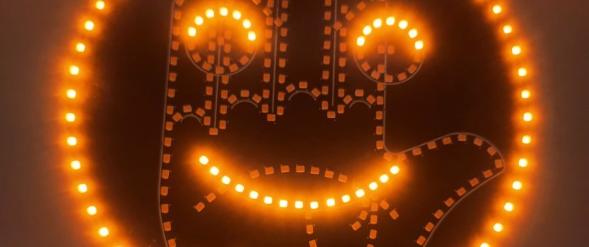 SMILE LUMINEUX+ DOIGT D’HONNEUR